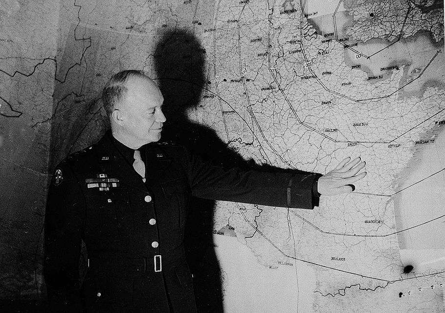 Эйзенхауэр высадка в нормандии. Дуайт Эйзенхауэр Нормандия. Дуайт Эйзенхауэр 1944. Генерал Эйзенхауэр 1944г вторая мировая. Генералы над картой.