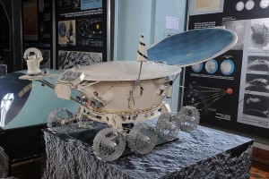 Советский Союз запустил научную космическую станцию «Луна-17»